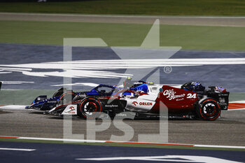 2022-03-20 - 24 ZHOU Guanyu (chi), Alfa Romeo F1 Team ORLEN C42, action 06 LATIFI Nicholas (can), Williams Racing FW44, action during the Formula 1 Gulf Air Bahrain Grand Prix 2022, 1st round of the 2022 FIA Formula One World Championship, on the Bahrain International Circuit, from March 18 to 20, 2022 in Sakhir, Bahrain - FORMULA 1 GULF AIR BAHRAIN GRAND PRIX 2022, 1ST ROUND OF THE 2022 FIA FORMULA ONE WORLD CHAMPIONSHIP - FORMULA 1 - MOTORS