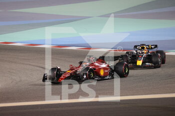 2022-03-20 - 16 LECLERC Charles (mco), Scuderia Ferrari F1-75, action 01 VERSTAPPEN Max (nld), Red Bull Racing RB18, action during the Formula 1 Gulf Air Bahrain Grand Prix 2022, 1st round of the 2022 FIA Formula One World Championship, on the Bahrain International Circuit, from March 18 to 20, 2022 in Sakhir, Bahrain - FORMULA 1 GULF AIR BAHRAIN GRAND PRIX 2022, 1ST ROUND OF THE 2022 FIA FORMULA ONE WORLD CHAMPIONSHIP - FORMULA 1 - MOTORS