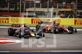 2022-03-20 - 01 VERSTAPPEN Max (nld), Red Bull Racing RB18, action 16 LECLERC Charles (mco), Scuderia Ferrari F1-75, action during the Formula 1 Gulf Air Bahrain Grand Prix 2022, 1st round of the 2022 FIA Formula One World Championship, on the Bahrain International Circuit, from March 18 to 20, 2022 in Sakhir, Bahrain - FORMULA 1 GULF AIR BAHRAIN GRAND PRIX 2022, 1ST ROUND OF THE 2022 FIA FORMULA ONE WORLD CHAMPIONSHIP - FORMULA 1 - MOTORS