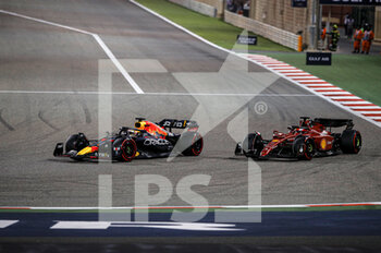 2022-03-20 - 01 VERSTAPPEN Max (nld), Red Bull Racing RB18, action 16 LECLERC Charles (mco), Scuderia Ferrari F1-75, action during the Formula 1 Gulf Air Bahrain Grand Prix 2022, 1st round of the 2022 FIA Formula One World Championship, on the Bahrain International Circuit, from March 18 to 20, 2022 in Sakhir, Bahrain - FORMULA 1 GULF AIR BAHRAIN GRAND PRIX 2022, 1ST ROUND OF THE 2022 FIA FORMULA ONE WORLD CHAMPIONSHIP - FORMULA 1 - MOTORS