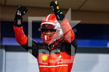 2022-03-20 - LECLERC Charles (mco), Scuderia Ferrari F1-75, portrait celebrating victory during the Formula 1 Gulf Air Bahrain Grand Prix 2022, 1st round of the 2022 FIA Formula One World Championship, on the Bahrain International Circuit, from March 18 to 20, 2022 in Sakhir, Bahrain - FORMULA 1 GULF AIR BAHRAIN GRAND PRIX 2022, 1ST ROUND OF THE 2022 FIA FORMULA ONE WORLD CHAMPIONSHIP - FORMULA 1 - MOTORS