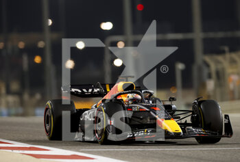 2022-03-20 - 01 VERSTAPPEN Max (nld), Red Bull Racing RB18, action during the Formula 1 Gulf Air Bahrain Grand Prix 2022, 1st round of the 2022 FIA Formula One World Championship, on the Bahrain International Circuit, from March 18 to 20, 2022 in Sakhir, Bahrain - FORMULA 1 GULF AIR BAHRAIN GRAND PRIX 2022, 1ST ROUND OF THE 2022 FIA FORMULA ONE WORLD CHAMPIONSHIP - FORMULA 1 - MOTORS
