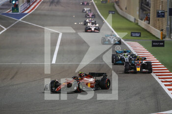 2022-03-20 - 55 SAINZ Carlos (spa), Scuderia Ferrari F1-75, action 11 PEREZ Sergio (mex), Red Bull Racing RB18, action during the Formula 1 Gulf Air Bahrain Grand Prix 2022, 1st round of the 2022 FIA Formula One World Championship, on the Bahrain International Circuit, from March 18 to 20, 2022 in Sakhir, Bahrain - FORMULA 1 GULF AIR BAHRAIN GRAND PRIX 2022, 1ST ROUND OF THE 2022 FIA FORMULA ONE WORLD CHAMPIONSHIP - FORMULA 1 - MOTORS