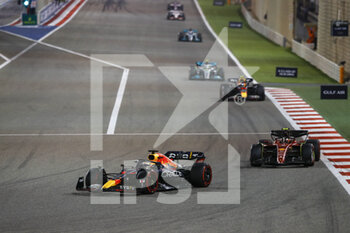 2022-03-20 - 01 VERSTAPPEN Max (nld), Red Bull Racing RB18, action 55 SAINZ Carlos (spa), Scuderia Ferrari F1-75, action during the Formula 1 Gulf Air Bahrain Grand Prix 2022, 1st round of the 2022 FIA Formula One World Championship, on the Bahrain International Circuit, from March 18 to 20, 2022 in Sakhir, Bahrain - FORMULA 1 GULF AIR BAHRAIN GRAND PRIX 2022, 1ST ROUND OF THE 2022 FIA FORMULA ONE WORLD CHAMPIONSHIP - FORMULA 1 - MOTORS