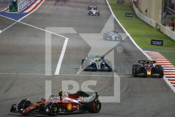 2022-03-20 - 44 HAMILTON Lewis (gbr), Mercedes AMG F1 Team W13, action 11 PEREZ Sergio (mex), Red Bull Racing RB18, action during the Formula 1 Gulf Air Bahrain Grand Prix 2022, 1st round of the 2022 FIA Formula One World Championship, on the Bahrain International Circuit, from March 18 to 20, 2022 in Sakhir, Bahrain - FORMULA 1 GULF AIR BAHRAIN GRAND PRIX 2022, 1ST ROUND OF THE 2022 FIA FORMULA ONE WORLD CHAMPIONSHIP - FORMULA 1 - MOTORS