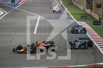 2022-03-20 - 11 PEREZ Sergio (mex), Red Bull Racing RB18, action 44 HAMILTON Lewis (gbr), Mercedes AMG F1 Team W13, action during the Formula 1 Gulf Air Bahrain Grand Prix 2022, 1st round of the 2022 FIA Formula One World Championship, on the Bahrain International Circuit, from March 18 to 20, 2022 in Sakhir, Bahrain - FORMULA 1 GULF AIR BAHRAIN GRAND PRIX 2022, 1ST ROUND OF THE 2022 FIA FORMULA ONE WORLD CHAMPIONSHIP - FORMULA 1 - MOTORS