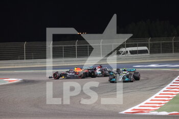 2022-03-20 - 11 PEREZ Sergio (mex), Red Bull Racing RB18, action 44 HAMILTON Lewis (gbr), Mercedes AMG F1 Team W13, action during the Formula 1 Gulf Air Bahrain Grand Prix 2022, 1st round of the 2022 FIA Formula One World Championship, on the Bahrain International Circuit, from March 18 to 20, 2022 in Sakhir, Bahrain - FORMULA 1 GULF AIR BAHRAIN GRAND PRIX 2022, 1ST ROUND OF THE 2022 FIA FORMULA ONE WORLD CHAMPIONSHIP - FORMULA 1 - MOTORS