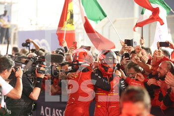 2022-03-20 - LECLERC Charles (mco), Scuderia Ferrari F1-75, portrait celebrates his victory with SAINZ Carlos (spa), Scuderia Ferrari F1-75, portrait during the Formula 1 Gulf Air Bahrain Grand Prix 2022, 1st round of the 2022 FIA Formula One World Championship, on the Bahrain International Circuit, from March 18 to 20, 2022 in Sakhir, Bahrain - FORMULA 1 GULF AIR BAHRAIN GRAND PRIX 2022, 1ST ROUND OF THE 2022 FIA FORMULA ONE WORLD CHAMPIONSHIP - FORMULA 1 - MOTORS