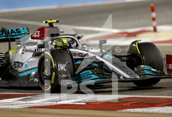 2022-03-20 - 44 HAMILTON Lewis (gbr), Mercedes AMG F1 Team W13, action during the Formula 1 Gulf Air Bahrain Grand Prix 2022, 1st round of the 2022 FIA Formula One World Championship, on the Bahrain International Circuit, from March 18 to 20, 2022 in Sakhir, Bahrain - FORMULA 1 GULF AIR BAHRAIN GRAND PRIX 2022, 1ST ROUND OF THE 2022 FIA FORMULA ONE WORLD CHAMPIONSHIP - FORMULA 1 - MOTORS
