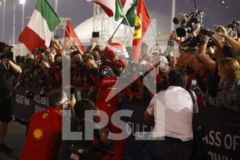 2022-03-20 - LECLERC Charles (mco), Scuderia Ferrari F1-75, portrait celebrates his victory during the Formula 1 Gulf Air Bahrain Grand Prix 2022, 1st round of the 2022 FIA Formula One World Championship, on the Bahrain International Circuit, from March 18 to 20, 2022 in Sakhir, Bahrain - FORMULA 1 GULF AIR BAHRAIN GRAND PRIX 2022, 1ST ROUND OF THE 2022 FIA FORMULA ONE WORLD CHAMPIONSHIP - FORMULA 1 - MOTORS