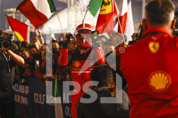 2022-03-20 - LECLERC Charles (mco), Scuderia Ferrari F1-75, portrait celebrates his victory during the Formula 1 Gulf Air Bahrain Grand Prix 2022, 1st round of the 2022 FIA Formula One World Championship, on the Bahrain International Circuit, from March 18 to 20, 2022 in Sakhir, Bahrain - FORMULA 1 GULF AIR BAHRAIN GRAND PRIX 2022, 1ST ROUND OF THE 2022 FIA FORMULA ONE WORLD CHAMPIONSHIP - FORMULA 1 - MOTORS