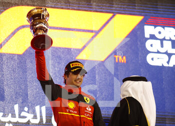 2022-03-20 - SAINZ Carlos (spa), Scuderia Ferrari F1-75, portrait celebrates his second place during the Formula 1 Gulf Air Bahrain Grand Prix 2022, 1st round of the 2022 FIA Formula One World Championship, on the Bahrain International Circuit, from March 18 to 20, 2022 in Sakhir, Bahrain - FORMULA 1 GULF AIR BAHRAIN GRAND PRIX 2022, 1ST ROUND OF THE 2022 FIA FORMULA ONE WORLD CHAMPIONSHIP - FORMULA 1 - MOTORS
