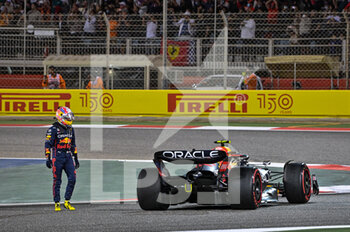 2022-03-20 - VERSTAPPEN Max (ned), Red Bull Racing RB18, retiring from the race due ton mechanical failure during the Formula 1 Gulf Air Bahrain Grand Prix 2022, 1st round of the 2022 FIA Formula One World Championship, on the Bahrain International Circuit, from March 18 to 20, 2022 in Sakhir, Bahrain - FORMULA 1 GULF AIR BAHRAIN GRAND PRIX 2022, 1ST ROUND OF THE 2022 FIA FORMULA ONE WORLD CHAMPIONSHIP - FORMULA 1 - MOTORS