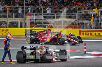 2022-03-20 - VERSTAPPEN Max (ned), Red Bull Racing RB18, retiring from the race due ton mechanical failure, with LECLERC Charles (mco), and SAINZ Carlos (spa), Scuderia Ferrari F1-75 passing in the background during the Formula 1 Gulf Air Bahrain Grand Prix 2022, 1st round of the 2022 FIA Formula One World Championship, on the Bahrain International Circuit, from March 18 to 20, 2022 in Sakhir, Bahrain - FORMULA 1 GULF AIR BAHRAIN GRAND PRIX 2022, 1ST ROUND OF THE 2022 FIA FORMULA ONE WORLD CHAMPIONSHIP - FORMULA 1 - MOTORS