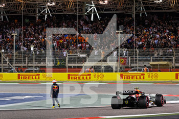 2022-03-20 - VERSTAPPEN Max (ned), Red Bull Racing RB18, retiring from the race due ton mechanical failure during the Formula 1 Gulf Air Bahrain Grand Prix 2022, 1st round of the 2022 FIA Formula One World Championship, on the Bahrain International Circuit, from March 18 to 20, 2022 in Sakhir, Bahrain - FORMULA 1 GULF AIR BAHRAIN GRAND PRIX 2022, 1ST ROUND OF THE 2022 FIA FORMULA ONE WORLD CHAMPIONSHIP - FORMULA 1 - MOTORS
