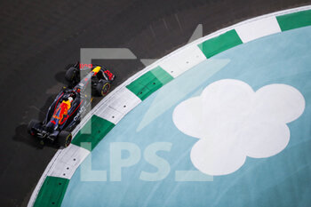 2022-03-25 - 01 VERSTAPPEN Max (nld), Red Bull Racing RB18, action during the Formula 1 STC Saudi Arabian Grand Prix 2022, 2nd round of the 2022 FIA Formula One World Championship, on the Jeddah Corniche Circuit, from March 25 to 27, 2022 in Jeddah, Saudi Arabia - FORMULA 1 STC SAUDI ARABIAN GRAND PRIX 2022, 2ND ROUND OF THE 2022 FIA FORMULA ONE WORLD CHAMPIONSHIP - FORMULA 1 - MOTORS