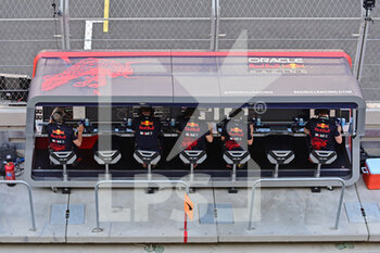 2022-03-26 - Red Bull Racing, ambiance pitwall during the Formula 1 STC Saudi Arabian Grand Prix 2022, 2nd round of the 2022 FIA Formula One World Championship, on the Jeddah Corniche Circuit, from March 25 to 27, 2022 in Jeddah, Saudi Arabia - FORMULA 1 STC SAUDI ARABIAN GRAND PRIX 2022, 2ND ROUND OF THE 2022 FIA FORMULA ONE WORLD CHAMPIONSHIP - FORMULA 1 - MOTORS