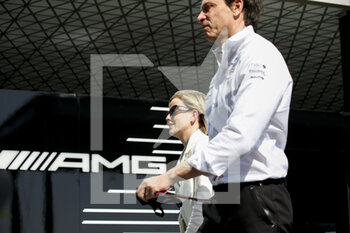 2022-03-26 - WOLFF Toto (aut), Team Principal & CEO of Mercedes AMG F1 Team, portrait with his wife Susie during the Formula 1 STC Saudi Arabian Grand Prix 2022, 2nd round of the 2022 FIA Formula One World Championship, on the Jeddah Corniche Circuit, from March 25 to 27, 2022 in Jeddah, Saudi Arabia - FORMULA 1 STC SAUDI ARABIAN GRAND PRIX 2022, 2ND ROUND OF THE 2022 FIA FORMULA ONE WORLD CHAMPIONSHIP - FORMULA 1 - MOTORS