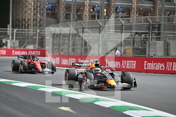 2022-03-26 - 01 VERSTAPPEN Max (nld), Red Bull Racing RB18, 55 SAINZ Carlos (spa), Scuderia Ferrari F1-75, action during the Formula 1 STC Saudi Arabian Grand Prix 2022, 2nd round of the 2022 FIA Formula One World Championship, on the Jeddah Corniche Circuit, from March 25 to 27, 2022 in Jeddah, Saudi Arabia - FORMULA 1 STC SAUDI ARABIAN GRAND PRIX 2022, 2ND ROUND OF THE 2022 FIA FORMULA ONE WORLD CHAMPIONSHIP - FORMULA 1 - MOTORS