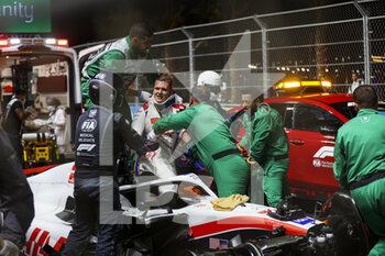 2022-03-26 - Extraction of SCHUMACHER Mick (ger), Haas F1 Team VF-22 Ferrari after his crash during the Formula 1 STC Saudi Arabian Grand Prix 2022, 2nd round of the 2022 FIA Formula One World Championship, on the Jeddah Corniche Circuit, from March 25 to 27, 2022 in Jeddah, Saudi Arabia - FORMULA 1 STC SAUDI ARABIAN GRAND PRIX 2022, 2ND ROUND OF THE 2022 FIA FORMULA ONE WORLD CHAMPIONSHIP - FORMULA 1 - MOTORS