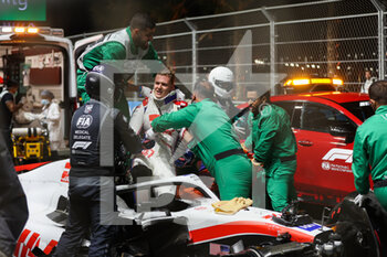2022-03-26 - SCHUMACHER Mick (ger), Haas F1 Team VF-22 Ferrari, portrait crash, accident, exctraction of the car, medical delegate during the Formula 1 STC Saudi Arabian Grand Prix 2022, 2nd round of the 2022 FIA Formula One World Championship, on the Jeddah Corniche Circuit, from March 25 to 27, 2022 in Jeddah, Saudi Arabia - FORMULA 1 STC SAUDI ARABIAN GRAND PRIX 2022, 2ND ROUND OF THE 2022 FIA FORMULA ONE WORLD CHAMPIONSHIP - FORMULA 1 - MOTORS