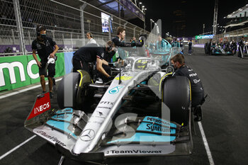 2022-03-27 - 44 HAMILTON Lewis (gbr), Mercedes AMG F1 Team W13, action starting grid, grille de depart, during the Formula 1 STC Saudi Arabian Grand Prix 2022, 2nd round of the 2022 FIA Formula One World Championship, on the Jeddah Corniche Circuit, from March 25 to 27, 2022 in Jeddah, Saudi Arabia - FORMULA 1 STC SAUDI ARABIAN GRAND PRIX 2022, 2ND ROUND OF THE 2022 FIA FORMULA ONE WORLD CHAMPIONSHIP - FORMULA 1 - MOTORS