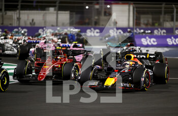 2022-03-27 - start of the race, depart, 01 VERSTAPPEN Max (nld), Red Bull Racing RB18, action during the Formula 1 STC Saudi Arabian Grand Prix 2022, 2nd round of the 2022 FIA Formula One World Championship, on the Jeddah Corniche Circuit, from March 25 to 27, 2022 in Jeddah, Saudi Arabia - FORMULA 1 STC SAUDI ARABIAN GRAND PRIX 2022, 2ND ROUND OF THE 2022 FIA FORMULA ONE WORLD CHAMPIONSHIP - FORMULA 1 - MOTORS