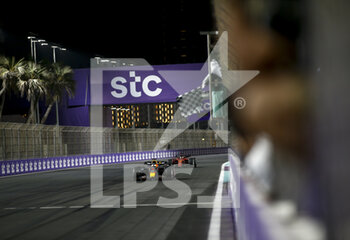 2022-03-27 - 01 VERSTAPPEN Max (nld), Red Bull Racing RB18, 16 LECLERC Charles (mco), Scuderia Ferrari F1-75, action chequered flag, drapeau a damier during the Formula 1 STC Saudi Arabian Grand Prix 2022, 2nd round of the 2022 FIA Formula One World Championship, on the Jeddah Corniche Circuit, from March 25 to 27, 2022 in Jeddah, Saudi Arabia - FORMULA 1 STC SAUDI ARABIAN GRAND PRIX 2022, 2ND ROUND OF THE 2022 FIA FORMULA ONE WORLD CHAMPIONSHIP - FORMULA 1 - MOTORS
