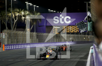 2022-03-27 - 01 VERSTAPPEN Max (nld), Red Bull Racing RB18, 16 LECLERC Charles (mco), Scuderia Ferrari F1-75, action chequered flag, drapeau a damier during the Formula 1 STC Saudi Arabian Grand Prix 2022, 2nd round of the 2022 FIA Formula One World Championship, on the Jeddah Corniche Circuit, from March 25 to 27, 2022 in Jeddah, Saudi Arabia - FORMULA 1 STC SAUDI ARABIAN GRAND PRIX 2022, 2ND ROUND OF THE 2022 FIA FORMULA ONE WORLD CHAMPIONSHIP - FORMULA 1 - MOTORS