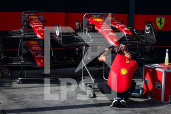 2022-04-06 - Scuderia Ferrari, ambiance mechanic at work on the front wing during the Formula 1 Heineken Australian Grand Prix 2022, 3rd round of the 2022 FIA Formula One World Championship, on the Albert Park Circuit, from April 8 to 10, 2022 in Melbourne, Australia - FORMULA 1 HEINEKEN AUSTRALIAN GRAND PRIX 2022, 3RD ROUND OF THE 2022 FIA FORMULA ONE WORLD CHAMPIONSHIP - FORMULA 1 - MOTORS