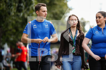 2022-04-07 - PIASTRI Oscar (aus), Alpine F1 Team A522, portrait with his girlfriend during the Formula 1 Heineken Australian Grand Prix 2022, 3rd round of the 2022 FIA Formula One World Championship, on the Albert Park Circuit, from April 8 to 10, 2022 in Melbourne, Australia - FORMULA 1 HEINEKEN AUSTRALIAN GRAND PRIX 2022, 3RD ROUND OF THE 2022 FIA FORMULA ONE WORLD CHAMPIONSHIP - FORMULA 1 - MOTORS
