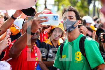 2022-04-07 - RICCIARDO Daniel (aus), McLaren F1 Team MCL36, signing autographs and taking pictures with fans during the Formula 1 Heineken Australian Grand Prix 2022, 3rd round of the 2022 FIA Formula One World Championship, on the Albert Park Circuit, from April 8 to 10, 2022 in Melbourne, Australia - FORMULA 1 HEINEKEN AUSTRALIAN GRAND PRIX 2022, 3RD ROUND OF THE 2022 FIA FORMULA ONE WORLD CHAMPIONSHIP - FORMULA 1 - MOTORS