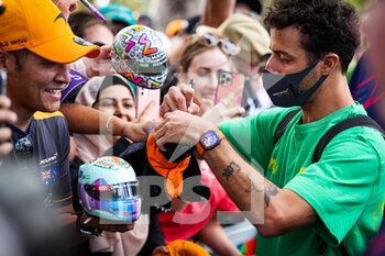 2022-04-07 - RICCIARDO Daniel (aus), McLaren F1 Team MCL36, signing autographs and taking pictures with fans during the Formula 1 Heineken Australian Grand Prix 2022, 3rd round of the 2022 FIA Formula One World Championship, on the Albert Park Circuit, from April 8 to 10, 2022 in Melbourne, Australia - FORMULA 1 HEINEKEN AUSTRALIAN GRAND PRIX 2022, 3RD ROUND OF THE 2022 FIA FORMULA ONE WORLD CHAMPIONSHIP - FORMULA 1 - MOTORS