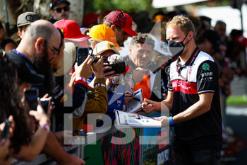 2022-04-07 - BOTTAS Valtteri (fin), Alfa Romeo F1 Team ORLEN C42, signing autographs and taking pictures with fans during the Formula 1 Heineken Australian Grand Prix 2022, 3rd round of the 2022 FIA Formula One World Championship, on the Albert Park Circuit, from April 8 to 10, 2022 in Melbourne, Australia - FORMULA 1 HEINEKEN AUSTRALIAN GRAND PRIX 2022, 3RD ROUND OF THE 2022 FIA FORMULA ONE WORLD CHAMPIONSHIP - FORMULA 1 - MOTORS
