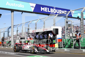 2022-04-08 - 24 ZHOU Guanyu (chi), Alfa Romeo F1 Team ORLEN C42, action during the Formula 1 Heineken Australian Grand Prix 2022, 3rd round of the 2022 FIA Formula One World Championship, on the Albert Park Circuit, from April 8 to 10, 2022 in Melbourne, Australia - FORMULA 1 HEINEKEN AUSTRALIAN GRAND PRIX 2022, 3RD ROUND OF THE 2022 FIA FORMULA ONE WORLD CHAMPIONSHIP - FORMULA 1 - MOTORS