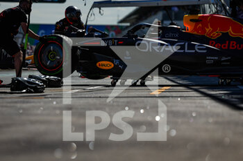 2022-04-08 - 01 VERSTAPPEN Max (nld), Red Bull Racing RB18, action pitlane during the Formula 1 Heineken Australian Grand Prix 2022, 3rd round of the 2022 FIA Formula One World Championship, on the Albert Park Circuit, from April 8 to 10, 2022 in Melbourne, Australia - FORMULA 1 HEINEKEN AUSTRALIAN GRAND PRIX 2022, 3RD ROUND OF THE 2022 FIA FORMULA ONE WORLD CHAMPIONSHIP - FORMULA 1 - MOTORS