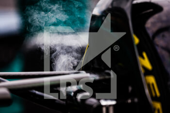 2022-04-08 - Aston Martin F1 Team AMR22, mechanical detail of smoke on the brakes during the Formula 1 Heineken Australian Grand Prix 2022, 3rd round of the 2022 FIA Formula One World Championship, on the Albert Park Circuit, from April 8 to 10, 2022 in Melbourne, Australia - FORMULA 1 HEINEKEN AUSTRALIAN GRAND PRIX 2022, 3RD ROUND OF THE 2022 FIA FORMULA ONE WORLD CHAMPIONSHIP - FORMULA 1 - MOTORS