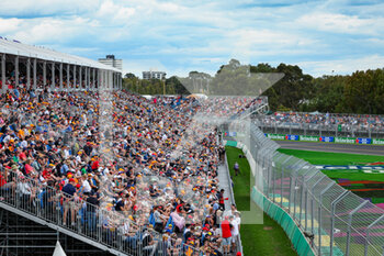 2022-04-08 - Fans around the track in the grandstands during the Formula 1 Heineken Australian Grand Prix 2022, 3rd round of the 2022 FIA Formula One World Championship, on the Albert Park Circuit, from April 8 to 10, 2022 in Melbourne, Australia - FORMULA 1 HEINEKEN AUSTRALIAN GRAND PRIX 2022, 3RD ROUND OF THE 2022 FIA FORMULA ONE WORLD CHAMPIONSHIP - FORMULA 1 - MOTORS