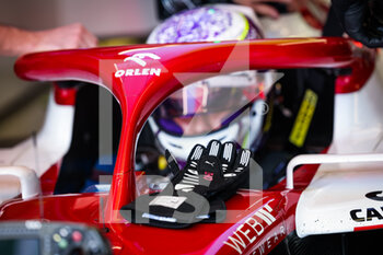 2022-04-09 - ZHOU Guanyu (chi), Alfa Romeo F1 Team ORLEN C42, gloves during the Formula 1 Heineken Australian Grand Prix 2022, 3rd round of the 2022 FIA Formula One World Championship, on the Albert Park Circuit, from April 8 to 10, 2022 in Melbourne, Australia - FORMULA 1 HEINEKEN AUSTRALIAN GRAND PRIX 2022, 3RD ROUND OF THE 2022 FIA FORMULA ONE WORLD CHAMPIONSHIP - FORMULA 1 - MOTORS