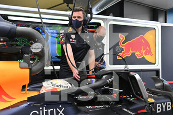 2022-04-09 - VERSTAPPEN Max (ned), Red Bull Racing RB18, portrait cockpit garage, box, during the Formula 1 Heineken Australian Grand Prix 2022, 3rd round of the 2022 FIA Formula One World Championship, on the Albert Park Circuit, from April 8 to 10, 2022 in Melbourne, Australia - FORMULA 1 HEINEKEN AUSTRALIAN GRAND PRIX 2022, 3RD ROUND OF THE 2022 FIA FORMULA ONE WORLD CHAMPIONSHIP - FORMULA 1 - MOTORS