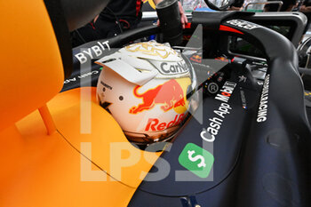 2022-04-09 - VERSTAPPEN Max (ned), Red Bull Racing RB18, portrait cockpit garage, box, during the Formula 1 Heineken Australian Grand Prix 2022, 3rd round of the 2022 FIA Formula One World Championship, on the Albert Park Circuit, from April 8 to 10, 2022 in Melbourne, Australia - FORMULA 1 HEINEKEN AUSTRALIAN GRAND PRIX 2022, 3RD ROUND OF THE 2022 FIA FORMULA ONE WORLD CHAMPIONSHIP - FORMULA 1 - MOTORS