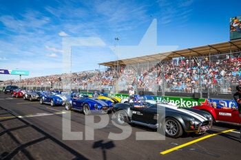2022-04-09 - Shelby Cobra cars lined up for the drivers Parade during the Formula 1 Heineken Australian Grand Prix 2022, 3rd round of the 2022 FIA Formula One World Championship, on the Albert Park Circuit, from April 8 to 10, 2022 in Melbourne, Australia - FORMULA 1 HEINEKEN AUSTRALIAN GRAND PRIX 2022, 3RD ROUND OF THE 2022 FIA FORMULA ONE WORLD CHAMPIONSHIP - FORMULA 1 - MOTORS
