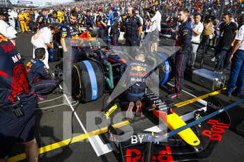 2022-04-09 - Red Bull Racing mechanics working on 01 VERSTAPPEN Max (nld), Red Bull Racing RB18 on the grid during the Formula 1 Heineken Australian Grand Prix 2022, 3rd round of the 2022 FIA Formula One World Championship, on the Albert Park Circuit, from April 8 to 10, 2022 in Melbourne, Australia - FORMULA 1 HEINEKEN AUSTRALIAN GRAND PRIX 2022, 3RD ROUND OF THE 2022 FIA FORMULA ONE WORLD CHAMPIONSHIP - FORMULA 1 - MOTORS