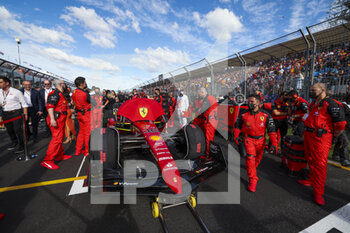 2022-04-09 - 16 LECLERC Charles (mco), Scuderia Ferrari F1-75, action on the grid during the Formula 1 Heineken Australian Grand Prix 2022, 3rd round of the 2022 FIA Formula One World Championship, on the Albert Park Circuit, from April 8 to 10, 2022 in Melbourne, Australia - FORMULA 1 HEINEKEN AUSTRALIAN GRAND PRIX 2022, 3RD ROUND OF THE 2022 FIA FORMULA ONE WORLD CHAMPIONSHIP - FORMULA 1 - MOTORS