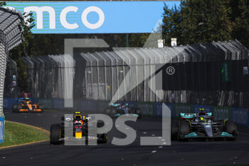 2022-04-09 - 11 PEREZ Sergio (mex), Red Bull Racing RB18, 44 HAMILTON Lewis (gbr), Mercedes AMG F1 Team W13, action during the Formula 1 Heineken Australian Grand Prix 2022, 3rd round of the 2022 FIA Formula One World Championship, on the Albert Park Circuit, from April 8 to 10, 2022 in Melbourne, Australia - FORMULA 1 HEINEKEN AUSTRALIAN GRAND PRIX 2022, 3RD ROUND OF THE 2022 FIA FORMULA ONE WORLD CHAMPIONSHIP - FORMULA 1 - MOTORS