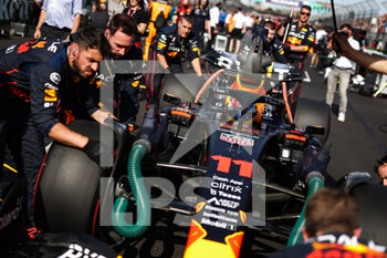 2022-04-10 - starting grid, grille de depart, PEREZ Sergio (mex), Red Bull Racing RB18, portrait during the Formula 1 Heineken Australian Grand Prix 2022, 3rd round of the 2022 FIA Formula One World Championship, on the Albert Park Circuit, from April 8 to 10, 2022 in Melbourne, Australia - FORMULA 1 HEINEKEN AUSTRALIAN GRAND PRIX 2022, 3RD ROUND OF THE 2022 FIA FORMULA ONE WORLD CHAMPIONSHIP - FORMULA 1 - MOTORS