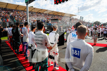 2022-04-10 - national anthem during the starting grid, grille de depart, during the Formula 1 Heineken Australian Grand Prix 2022, 3rd round of the 2022 FIA Formula One World Championship, on the Albert Park Circuit, from April 8 to 10, 2022 in Melbourne, Australia - FORMULA 1 HEINEKEN AUSTRALIAN GRAND PRIX 2022, 3RD ROUND OF THE 2022 FIA FORMULA ONE WORLD CHAMPIONSHIP - FORMULA 1 - MOTORS
