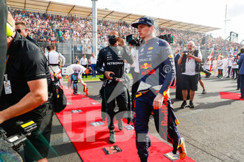 2022-04-10 - starting grid, grille de depart, VERSTAPPEN Max (ned), Red Bull Racing RB18, HAMILTON Lewis (gbr), Mercedes AMG F1 Team W13, portrait during the Formula 1 Heineken Australian Grand Prix 2022, 3rd round of the 2022 FIA Formula One World Championship, on the Albert Park Circuit, from April 8 to 10, 2022 in Melbourne, Australia - FORMULA 1 HEINEKEN AUSTRALIAN GRAND PRIX 2022, 3RD ROUND OF THE 2022 FIA FORMULA ONE WORLD CHAMPIONSHIP - FORMULA 1 - MOTORS