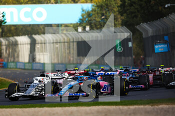 2022-04-10 - 10 GASLY Pierre (fra), Scuderia AlphaTauri AT03, 31 OCON Esteban (fra), Alpine F1 Team A522, action during the Formula 1 Heineken Australian Grand Prix 2022, 3rd round of the 2022 FIA Formula One World Championship, on the Albert Park Circuit, from April 8 to 10, 2022 in Melbourne, Australia - FORMULA 1 HEINEKEN AUSTRALIAN GRAND PRIX 2022, 3RD ROUND OF THE 2022 FIA FORMULA ONE WORLD CHAMPIONSHIP - FORMULA 1 - MOTORS