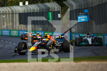2022-04-10 - 11 PEREZ Sergio (mex), Red Bull Racing RB18, 63 RUSSELL George (gbr), Mercedes AMG F1 Team W13, action during the Formula 1 Heineken Australian Grand Prix 2022, 3rd round of the 2022 FIA Formula One World Championship, on the Albert Park Circuit, from April 8 to 10, 2022 in Melbourne, Australia - FORMULA 1 HEINEKEN AUSTRALIAN GRAND PRIX 2022, 3RD ROUND OF THE 2022 FIA FORMULA ONE WORLD CHAMPIONSHIP - FORMULA 1 - MOTORS